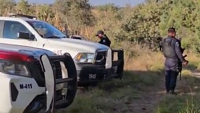 Policías junto a una patrulla en un terreno ubicado entre Puebla y Tlaxcala.