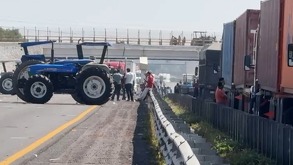 Campesinos bloqueando el acceso a la Autopista Puebla-Orizaba.