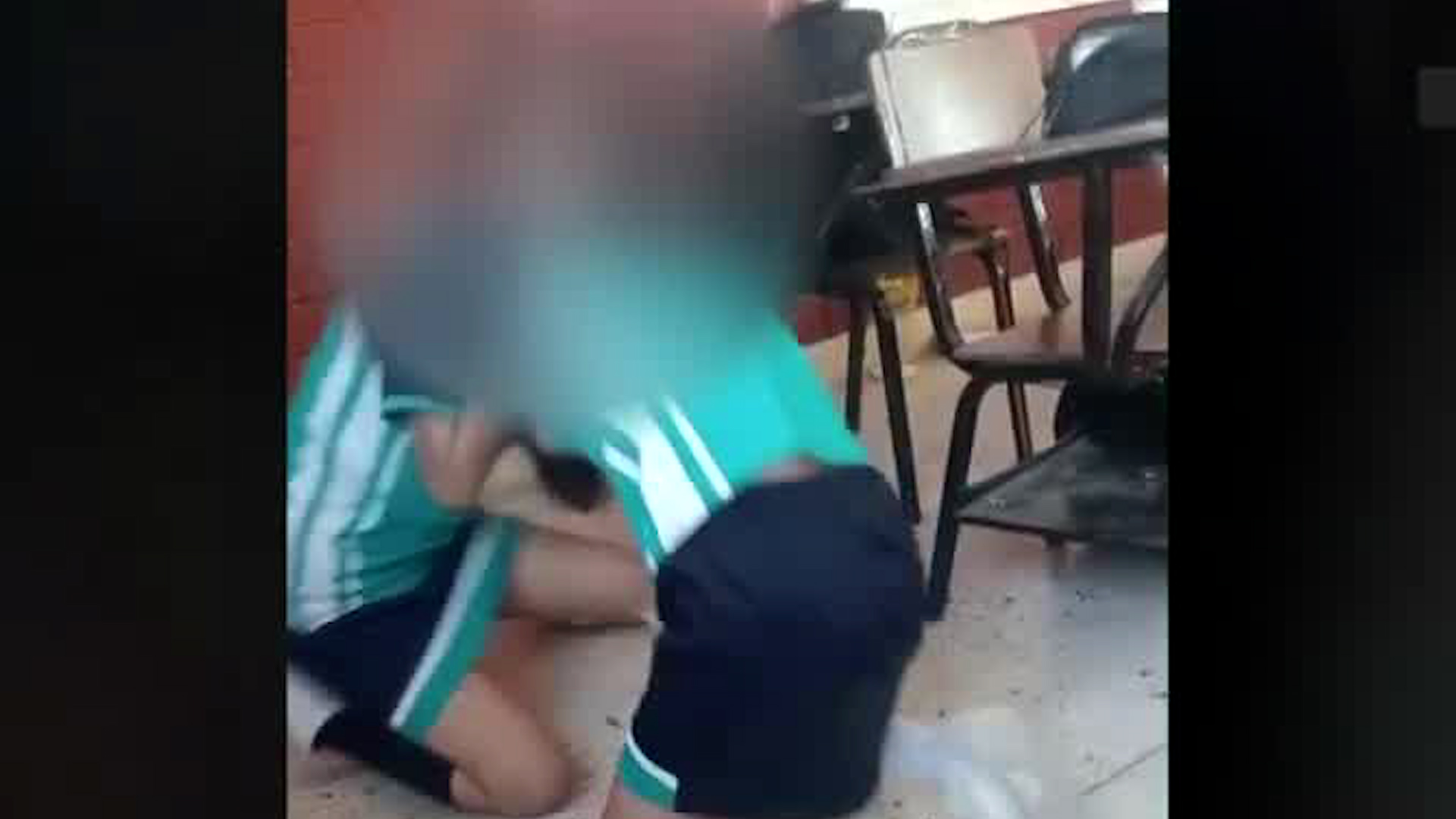 Imágenes difundidas a través de redes sociales muestran a dos jóvenes golpeándose dentro de un salón de clases de la institución.