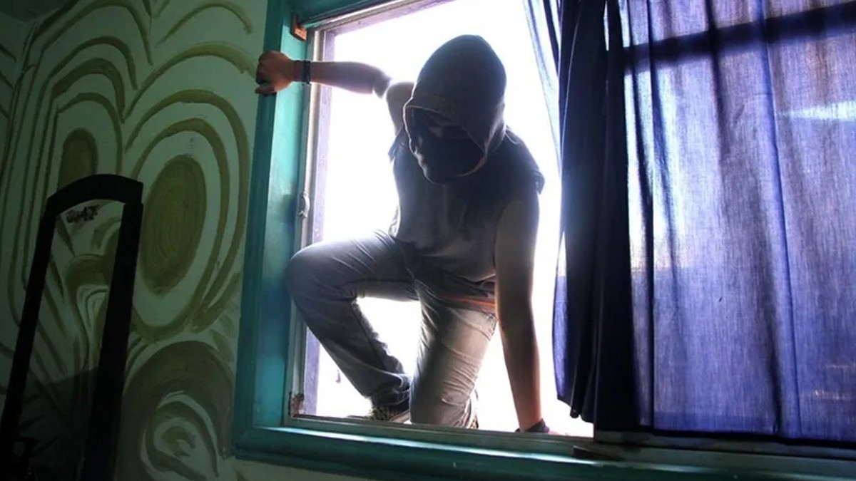 Ladrón ingresando a vivienda en Torreón.