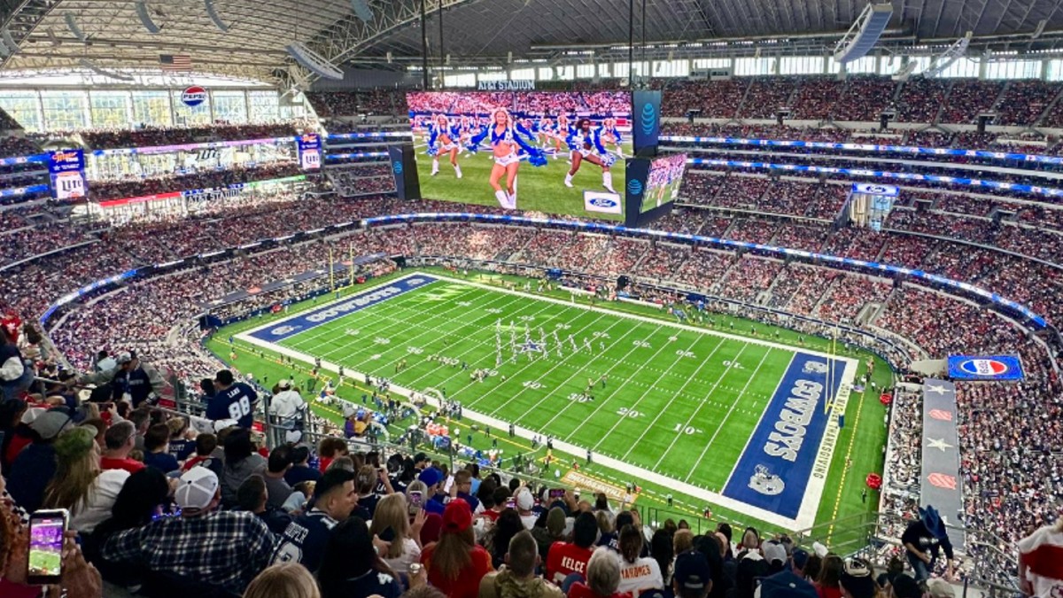 Chiefs vs Cowboys en el AT&T Stadium de Arlington, Texas.