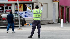 Agente de vialidad de la ciudad de Gómez Palacio con chaleco en color verde