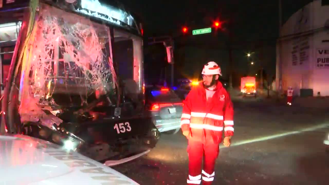Un choque entre una unidad de Ecovía y un camión de transporte de personal dejó cinco personas lesionadas la noche del martes en Guadalupe, Nuevo León.