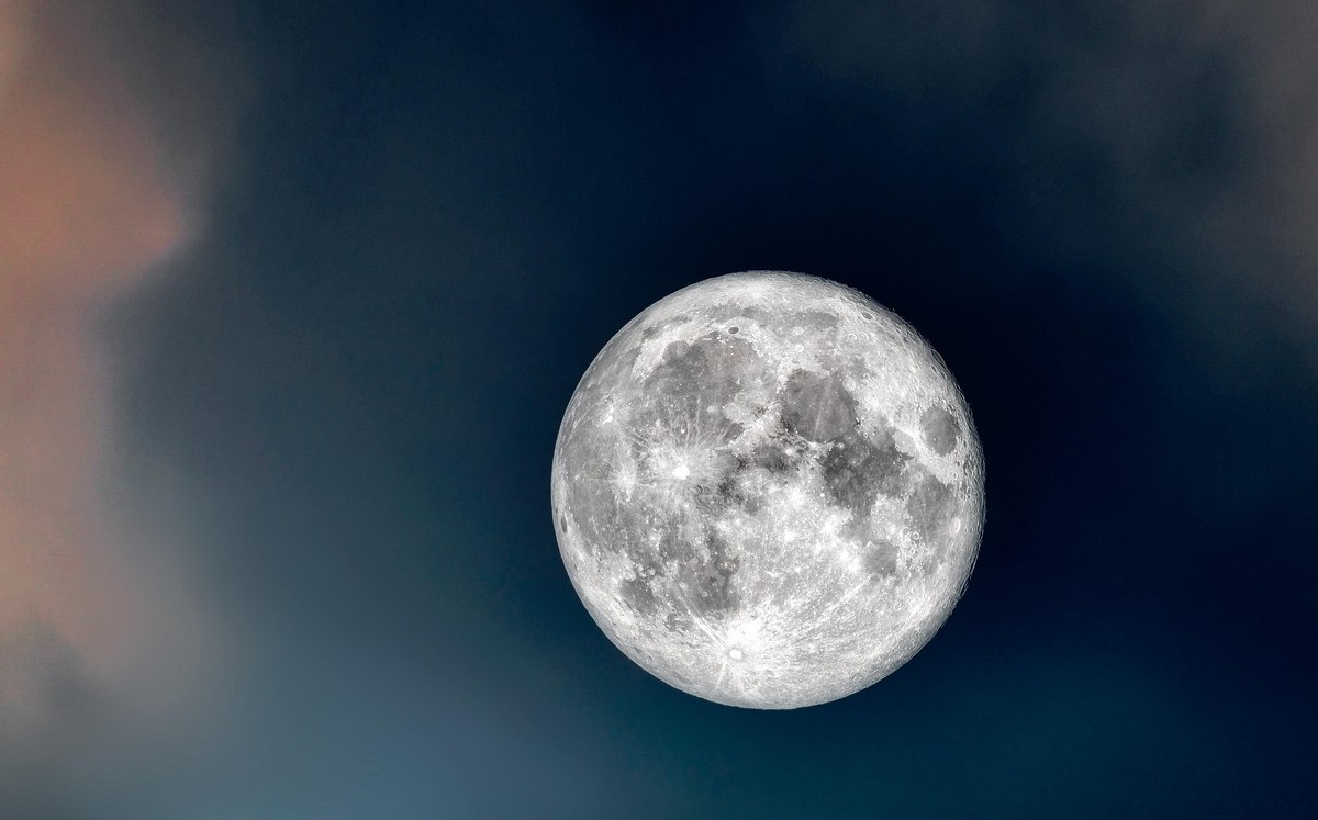 Luna llena en la noche