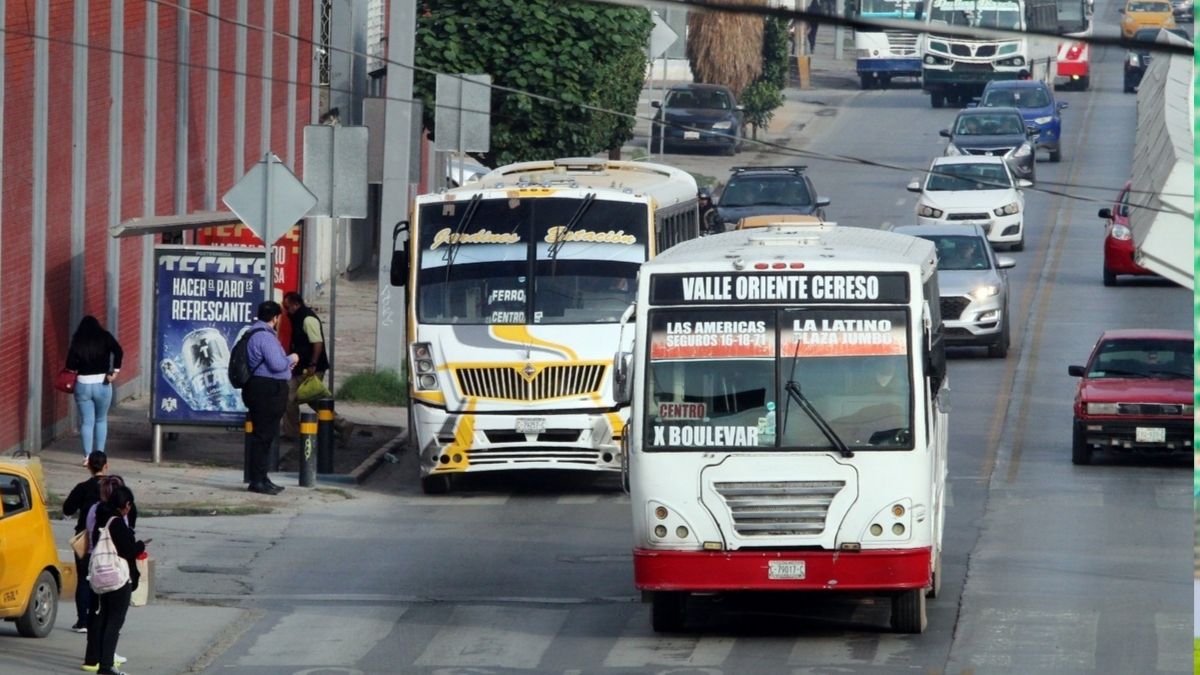 Autobuses de Torreón circulando por el bulevar Revolución