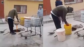 Hombre tirando desechos de grasa y aceite a una alcantarilla en la colonia Las Carolinas de Torreón.