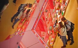 Dos personas en un stand de libros