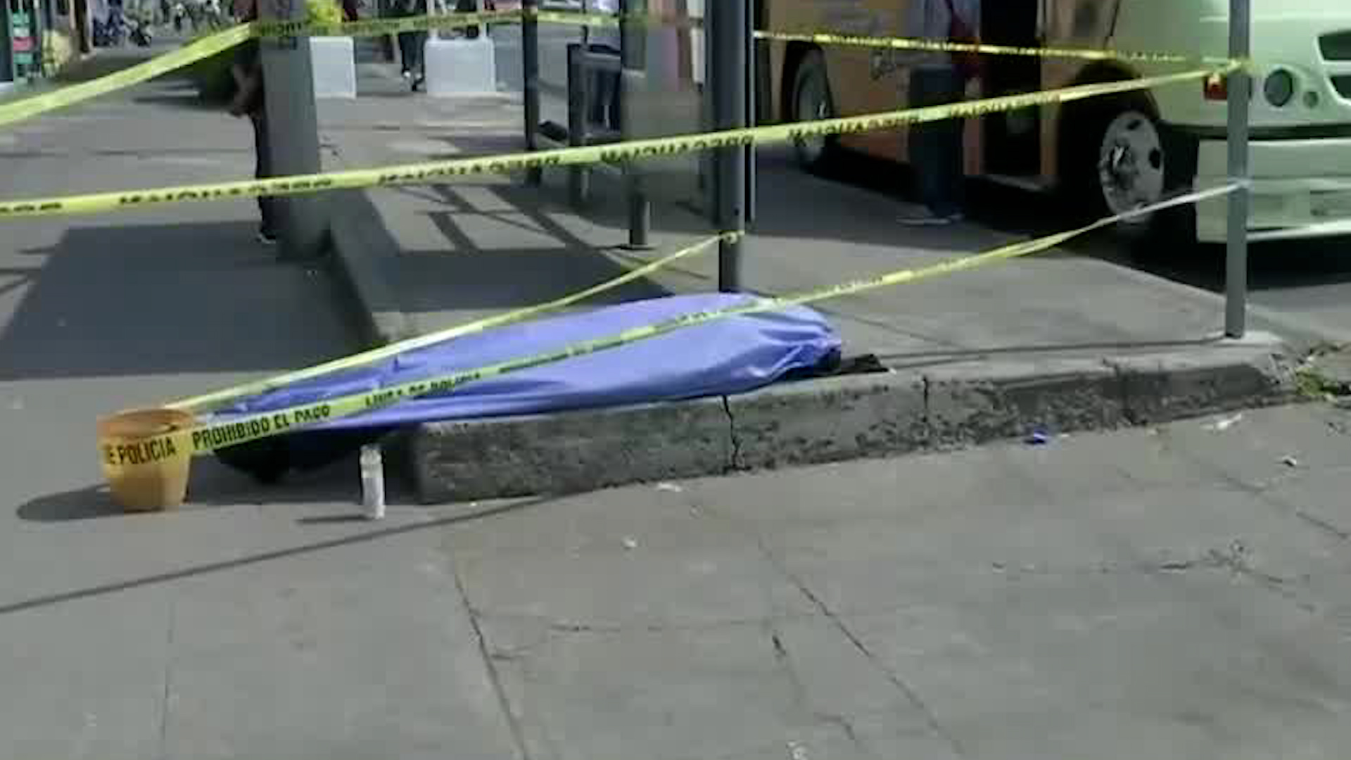 Un hombre de aproximadamente 50 años de edad murió a las afueras del metro zapata.