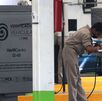 Personas realizando la verificación vehicular de sus autos en la Ciudad de México