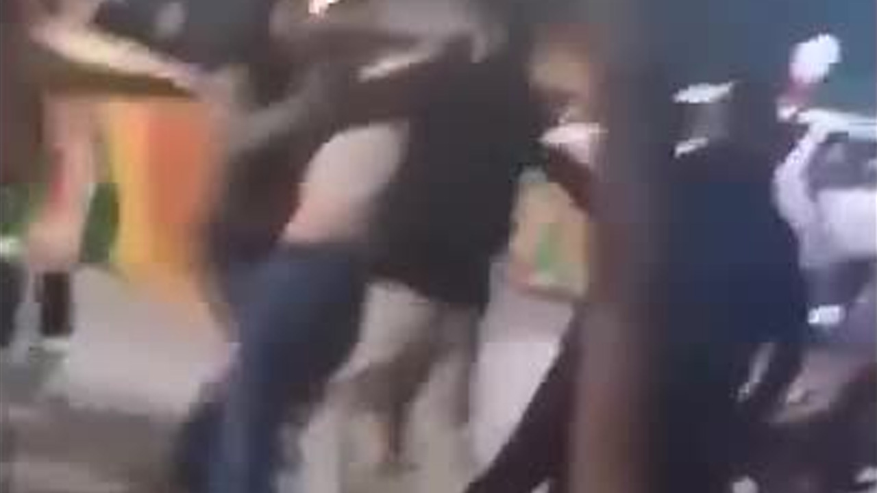 Llama la atención que incluso participantes directos de la peregrinación intervinieron en el altercado en un intento por disolverlo.