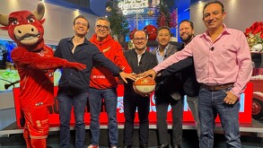 Directiva del equipo Toros Laguna presentando a Multimedios Canal 6 como su casa televisora.