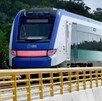 Se observa un tren color blanco, con azul y también verde.