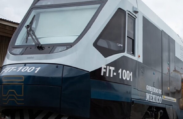 Se observa un tren de pasajeros color azul y con letrero que dice Gobierno de México.