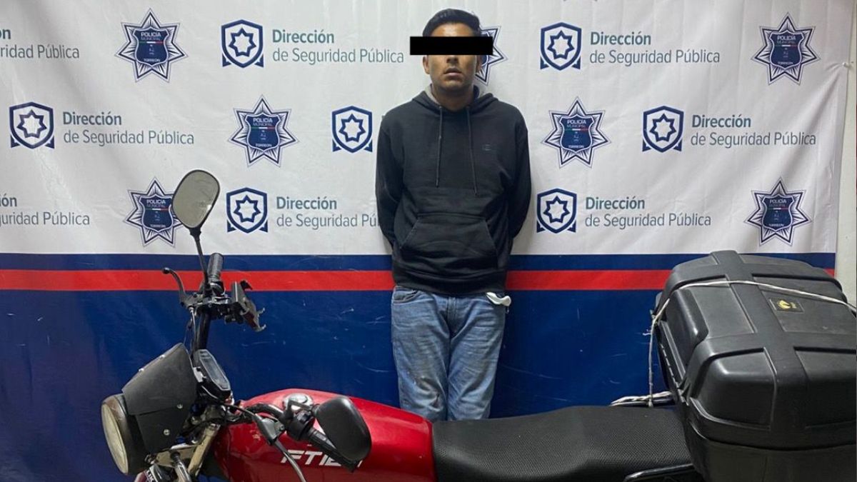 Sujeto detenido tras robar una motocicleta roja en Torreón.