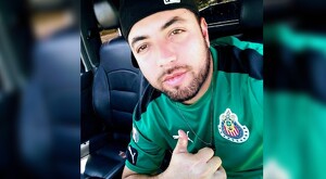 Iván de Jesús Andrade viendo de frente con el pulgar arriba vistiendo una playera verde de la Selección Mexicana dentro de un automóvil