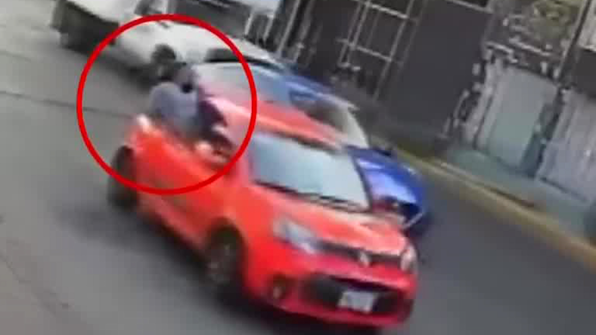 Una mujer pedía ayuda mientras intentaba salir de un auto que la transportaba. Hasta el momento hay tres personas detenidas por secuestro exprés.