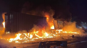 Tráiler envuelto en llamas tras choque contra vehículos en la Autopista México-Guadalajara en Michoacán durante la madruagada