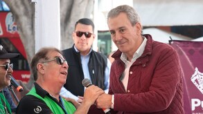 pepe chedraui conviviendo con una persona con discapacidad en un evento en puebla