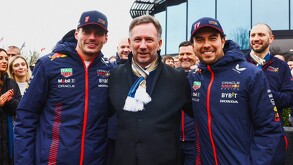 Max Verstappen, Christian Horner y Checo Pérez festejando el Campeonato de Constructores de Red Bull en la temporada 2023.