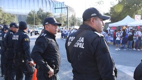 Elementos Policía de Guadalupe afuera de Estadio de Rayados.