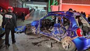 Auto destruido tras choque en Monterrey.