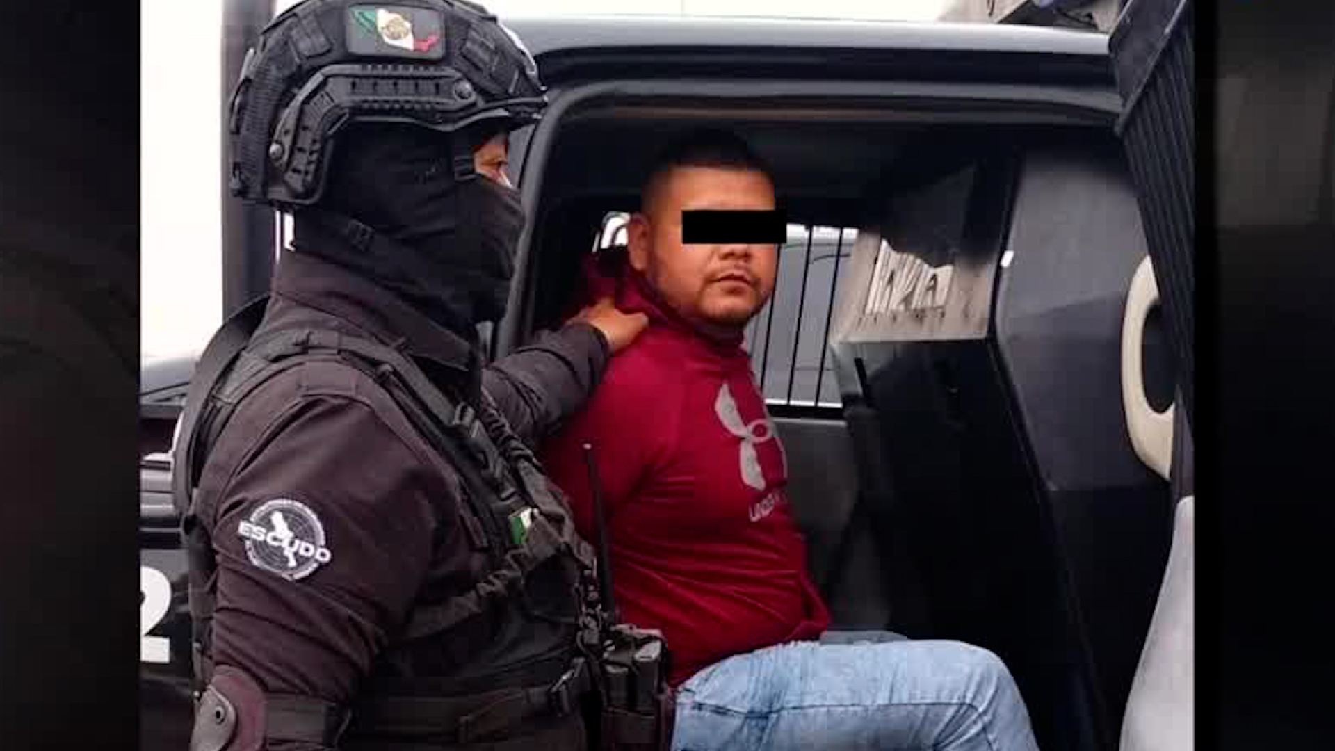 A través de cámaras de seguridad se ubicó una camioneta robada que circulaba por el centro de Monterrey.
