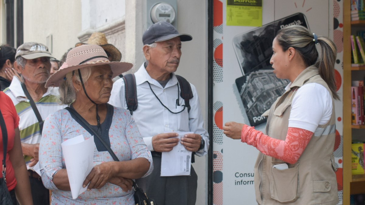 adultos mayores acuden a una sucursal del banco bienestar para cobrar su pensión
