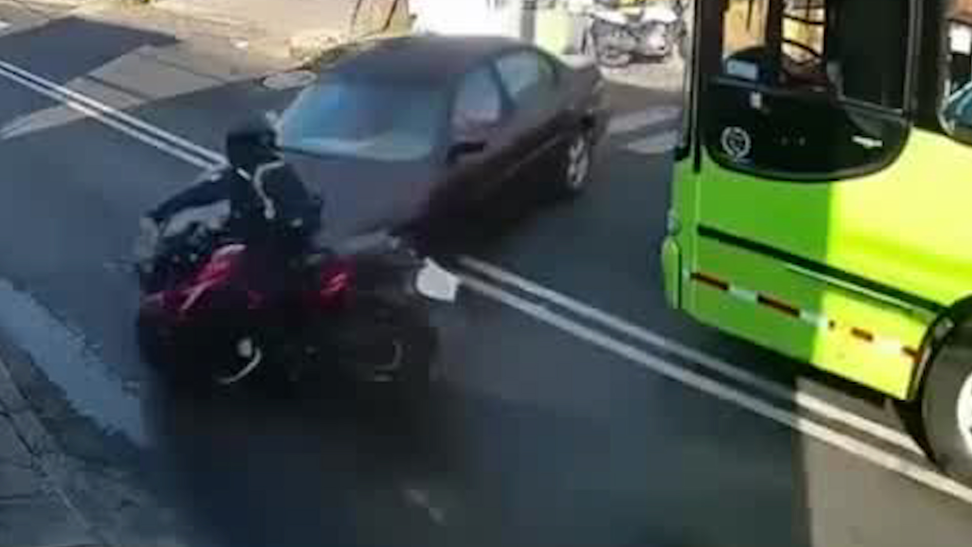 Aparentemente, el motociclista intentó realizar un rebase y se estrelló con un auto que salía de una esquina.