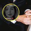 En la imagen se pueden ver las manos de un hombre poniendo el anillo de bodas a su prome