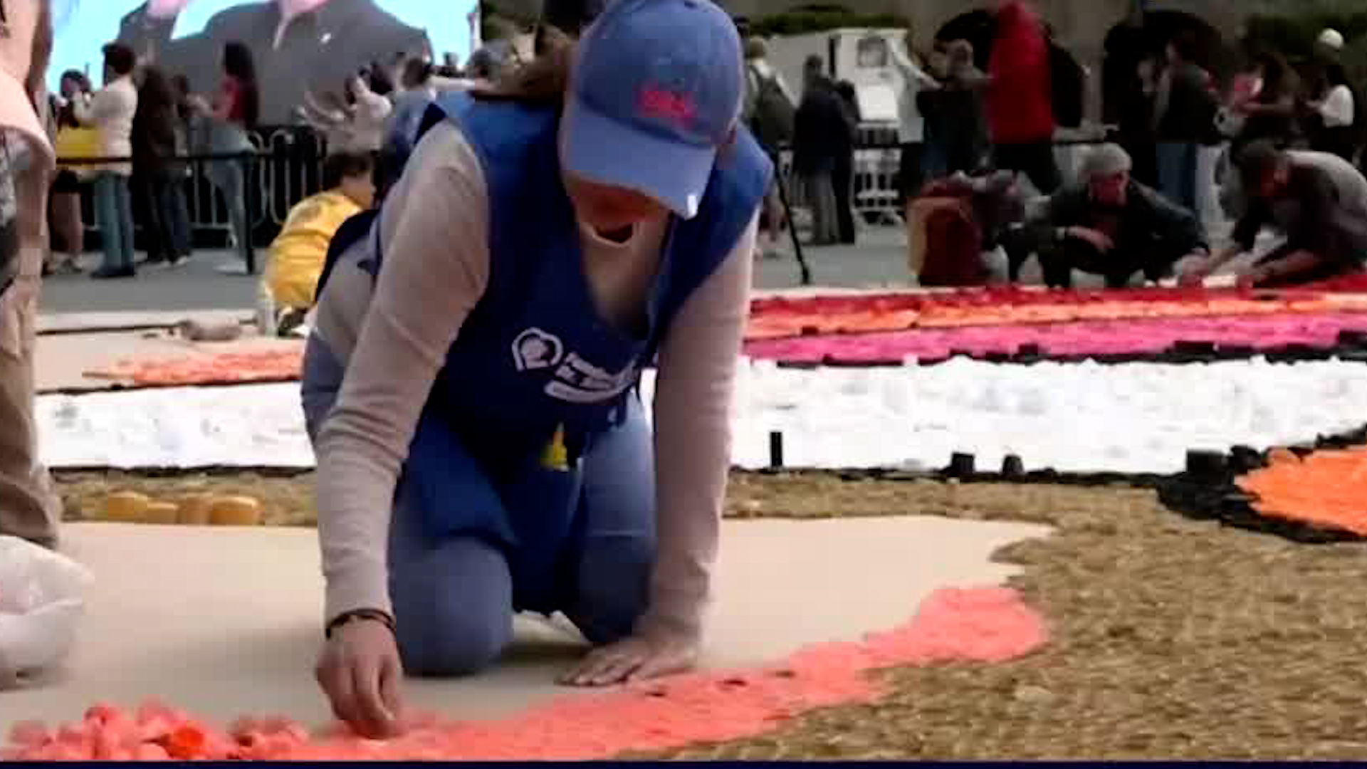 Con música en vivo, más de mil voluntarios y 21 toneladas de tapas de plástico, Fundación Simi realizó un mural de 500 metros cuadrados.