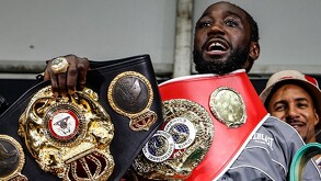 Terence Crawford con los cinturones que le quitó al 'Canelo'.