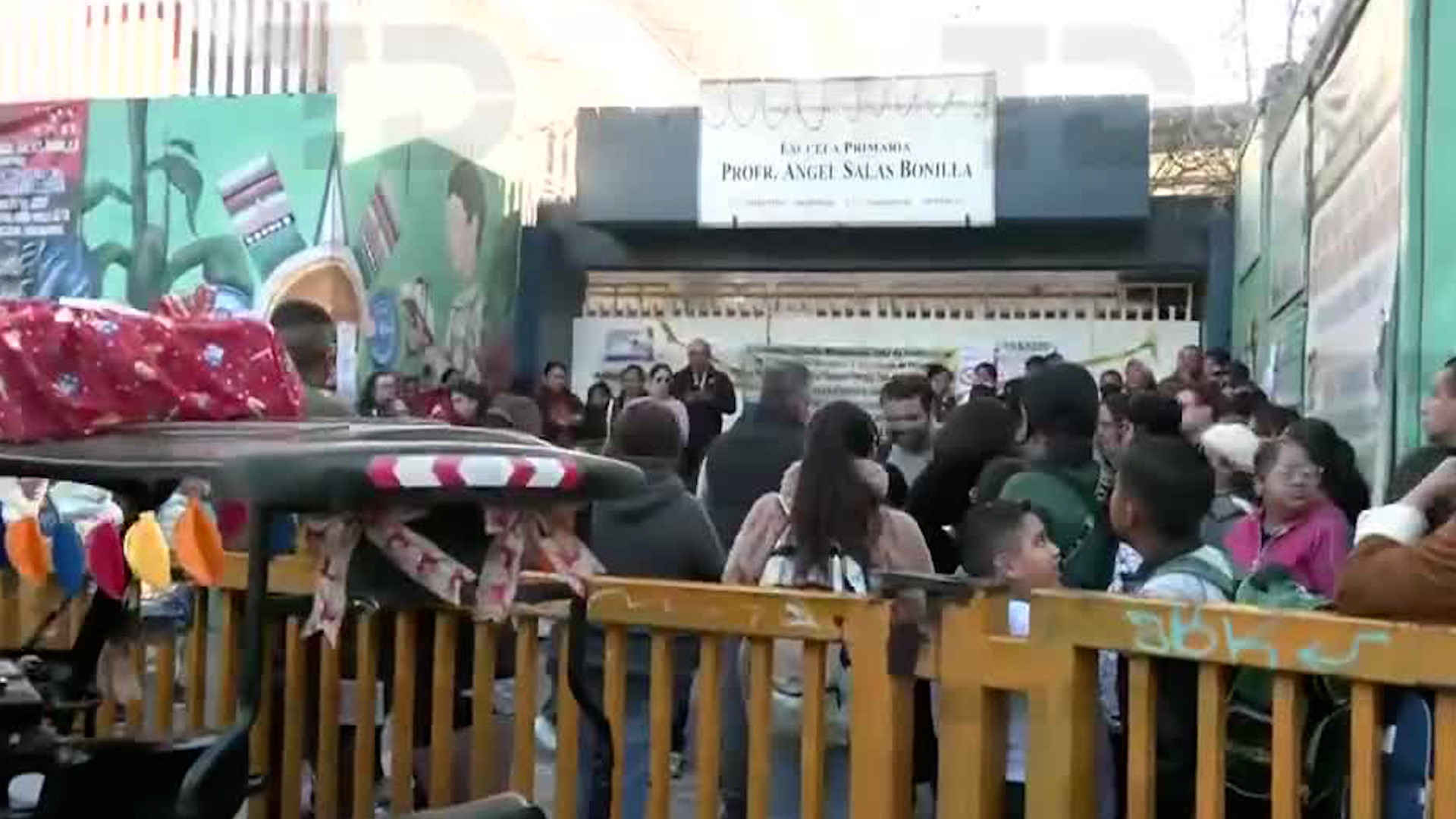 Los papás denuncian daños en la infraestructura del plantel lo que pone en riesgo la seguridad de los menores.