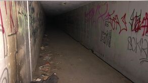 Pasadizo secreto del Nudo Mixteco de Torreón lleno de graffitis.