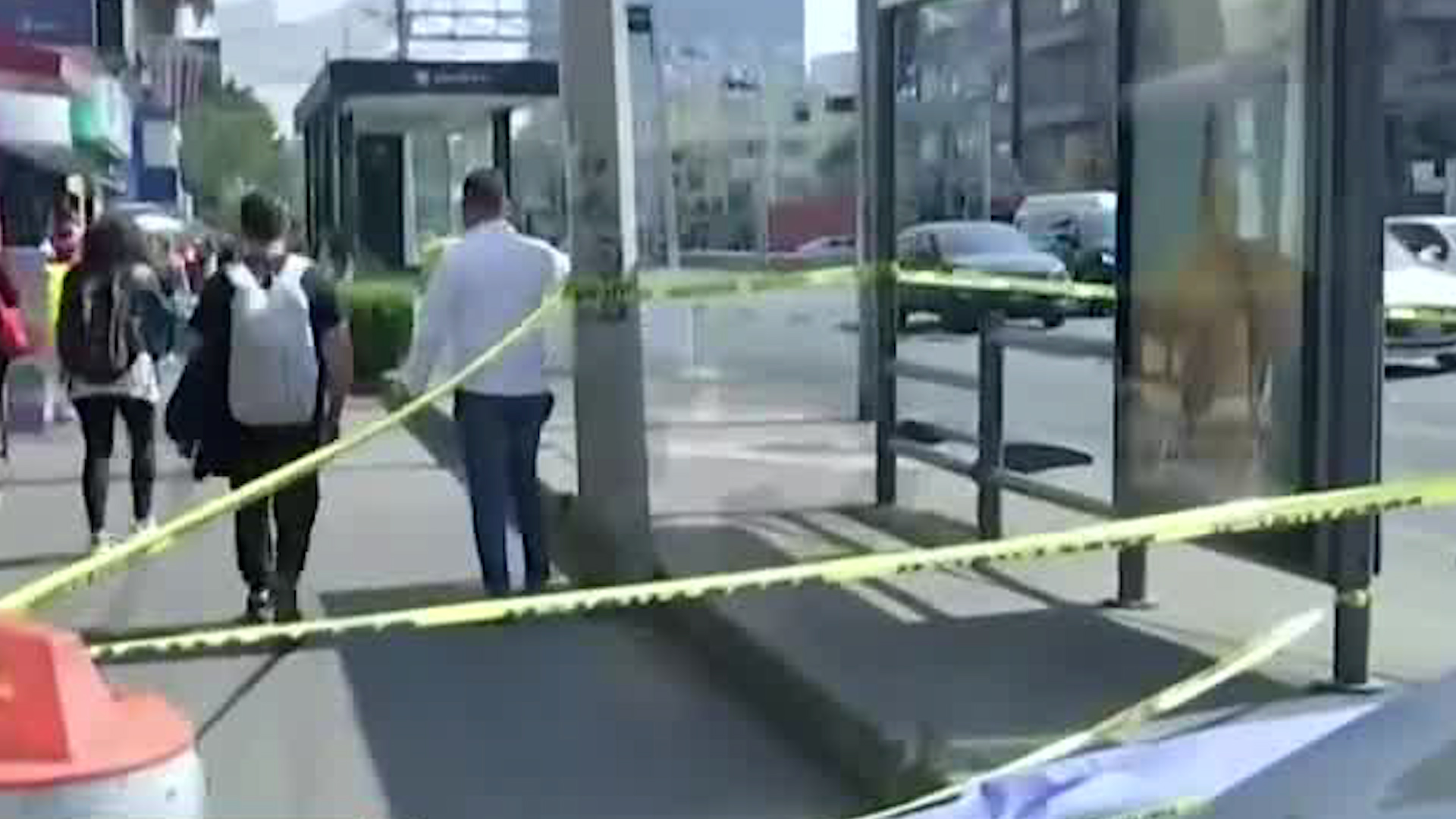 Un hombre de aproximadamente 50 años de edad se desvaneció a las afueras de las instalaciones del metro. Familia se encuentra a la espera de peritos.