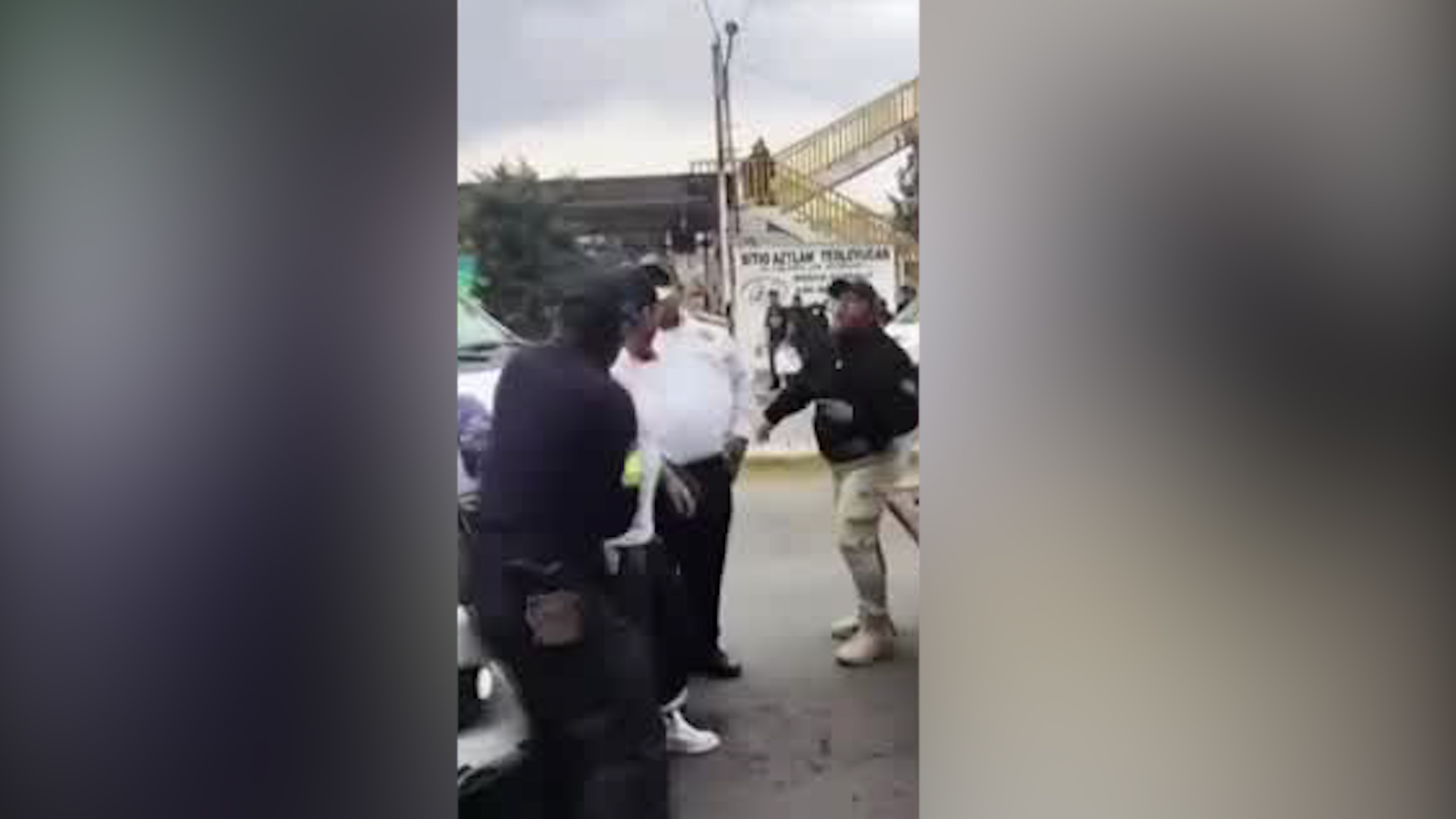 El conductor de una unidad de transporte público fue abordado por varios elementos de seguridad del municipio mientras laboraba.