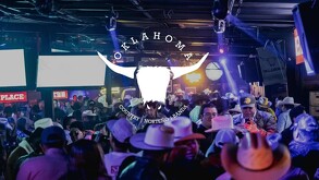 Se observan a muchas personas dentro de un lugar, algunos portan sombreros.