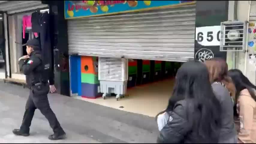 Ladrones abrieron un boquete en el local “La Cascada Millonaria”, en el Centro de Monterrey, y robaron una bolsa con 250 mil pesos.