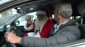 Santa Claus dentro de un auto atrapado en el tráfico de CdMx
