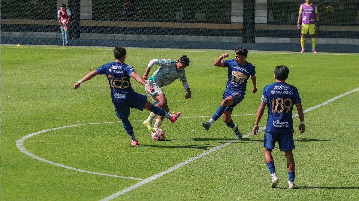 Santos Laguna y Pumas disputando la ida de la final Sub 21 en Cantera