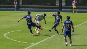 Santos Laguna y Pumas disputando la ida de la final Sub 21 en Cantera