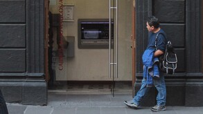 Persona parada afuera de un cajero automático de Banorte en Puebla.