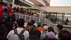 Pasajeros del Metro CdMx afuera de la Línea A tras cierre de estaciones
