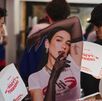 Fotos de la inauguración de la taquería de Dua Lipa en la Ciudad de México con fanáticos, fotos de AP.
