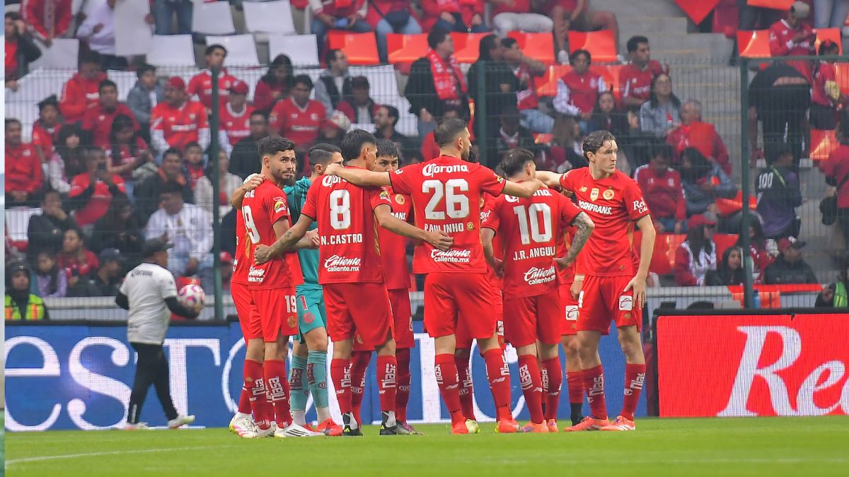 Jugadores del Toluca reunidos en el campo durante el partido de la Jornada 13 del Apertura 2025.