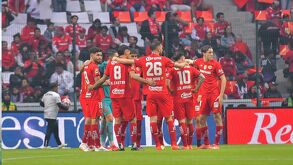 Jugadores del Toluca reunidos en el campo durante el partido de la Jornada 13 del Apertura 2025.