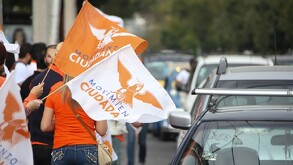Personas con banderas de Movimiento Ciudadano.