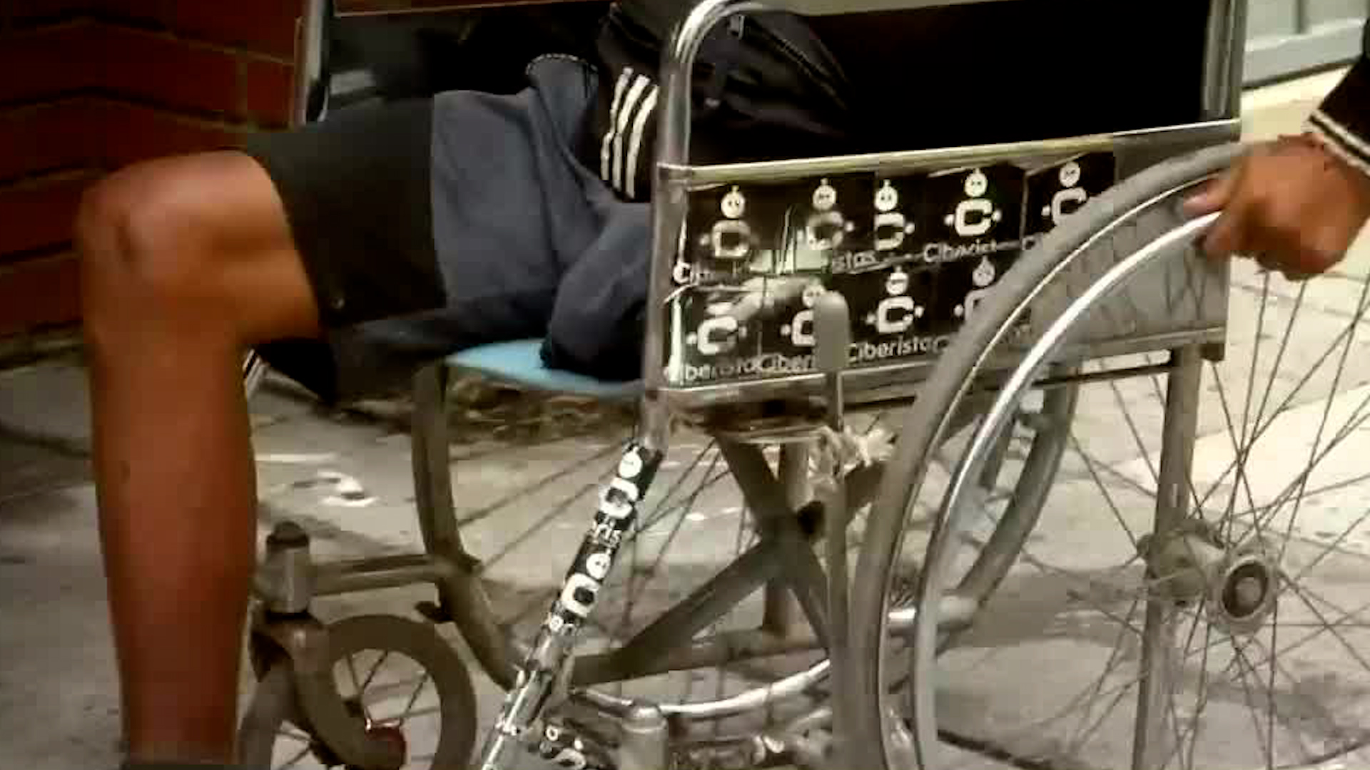 La discriminación en el transporte público y las banquetas obstruidas son la pesadilla diaria de Víctor García.