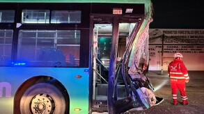 Camión chocado en Guadalupe.