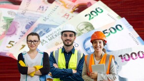 Billetes mexicanos de fondo con trabajadores de fábricas y del hogar en primer plano. Sonríen por el aumento del Salario mínimo 2026