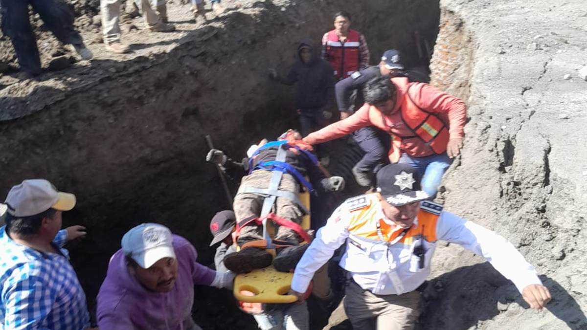 Trabajador rescatado por elementos de emergencia en Almoloya de Juárez